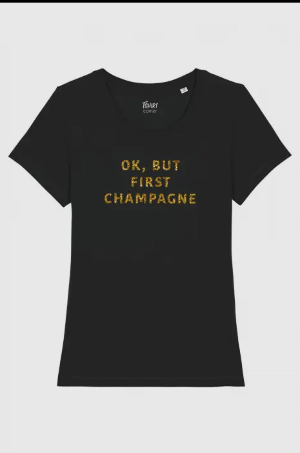 Svart t shirt med guldglittrig text 
Ok, but first champagne